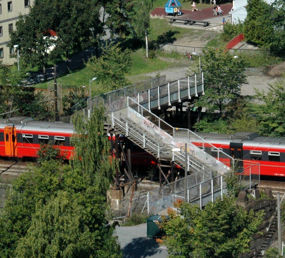 Bebyggelsen ligger tett på begge siden av jernbanesporet mellom Oslo S og Bryn. Likevel er dette den eneste forbindelsen over sporet på en strekning på to kilometer. Om mindre enn et år er situasjonen dramatisk forbedret for rullestolbrukere. (foto: Anders Haakonsen)