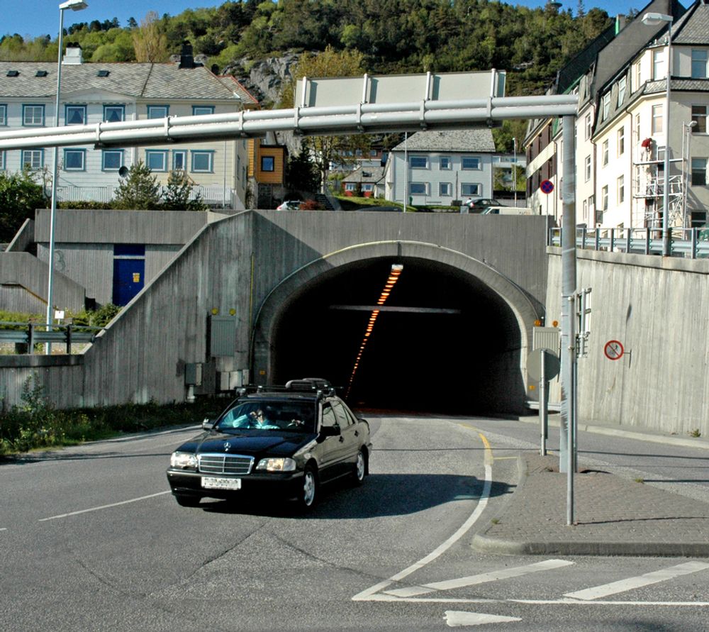 Skanska og Kraftmontasje AS fra Vestnes skal utføre rehabiliteringen både i Ellingsøytunnelen (på bildet) og Valderøytunnelen.