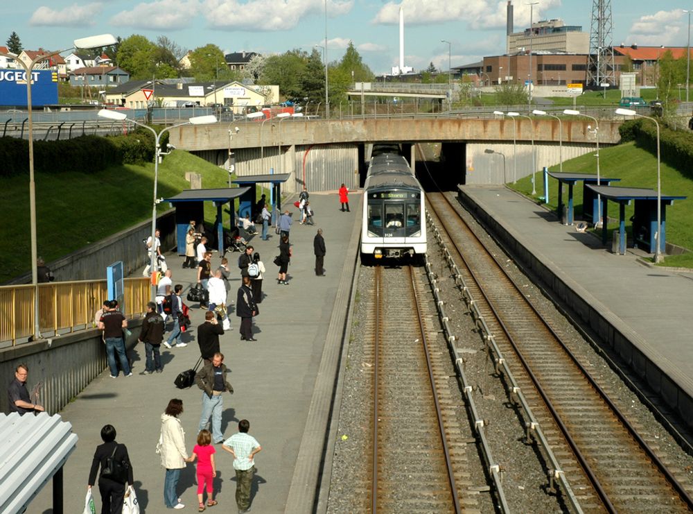 En stor del av Økern T-banestasjon vil ligge under lokk når utbyggingen i området er fullført. Passasjerene kan glede seg over nye adkomstmuligheter og høyere standard på stasjonen.
