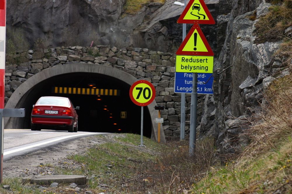 Disse skiltene møter trafikantene som skal inn i den knapt16 år gamle Freifjordtunnelen på Nordmøre.