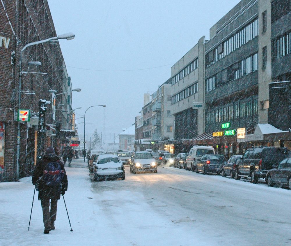 Storgata i Lillestrøm er ikke spesielt innbydende for fotgjengere, spesielt ikke når den er dekket med våt snø. Før vinteren 2009/10 setter inn, har forholdene blitt betraktelig bedre.
