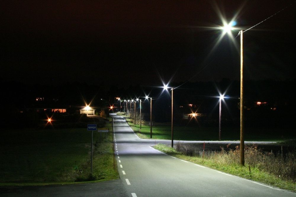 LED vegbelysningen som blir testet på Tromøy i Arendal, gir et hvitaktig, behagelig lys som gir god oversikt og fremhever detaljer langs vegbanen.