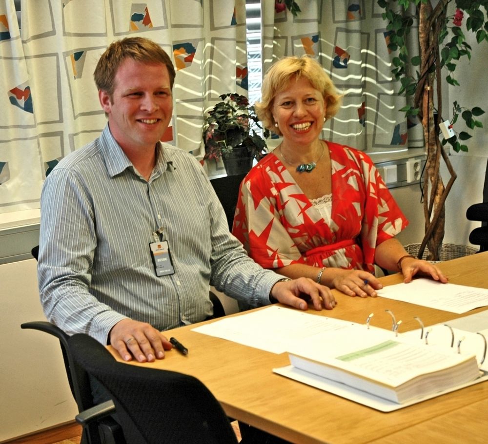 Fungerende regionvegsjef Signe Eikenes og Ásgeir Loftsson fra Ístak hf underskrev kontrakten om Hauge-Lonevåg 8. juli. Ístak hf er det islandske datterselskapet til E. Pihl & Søn.