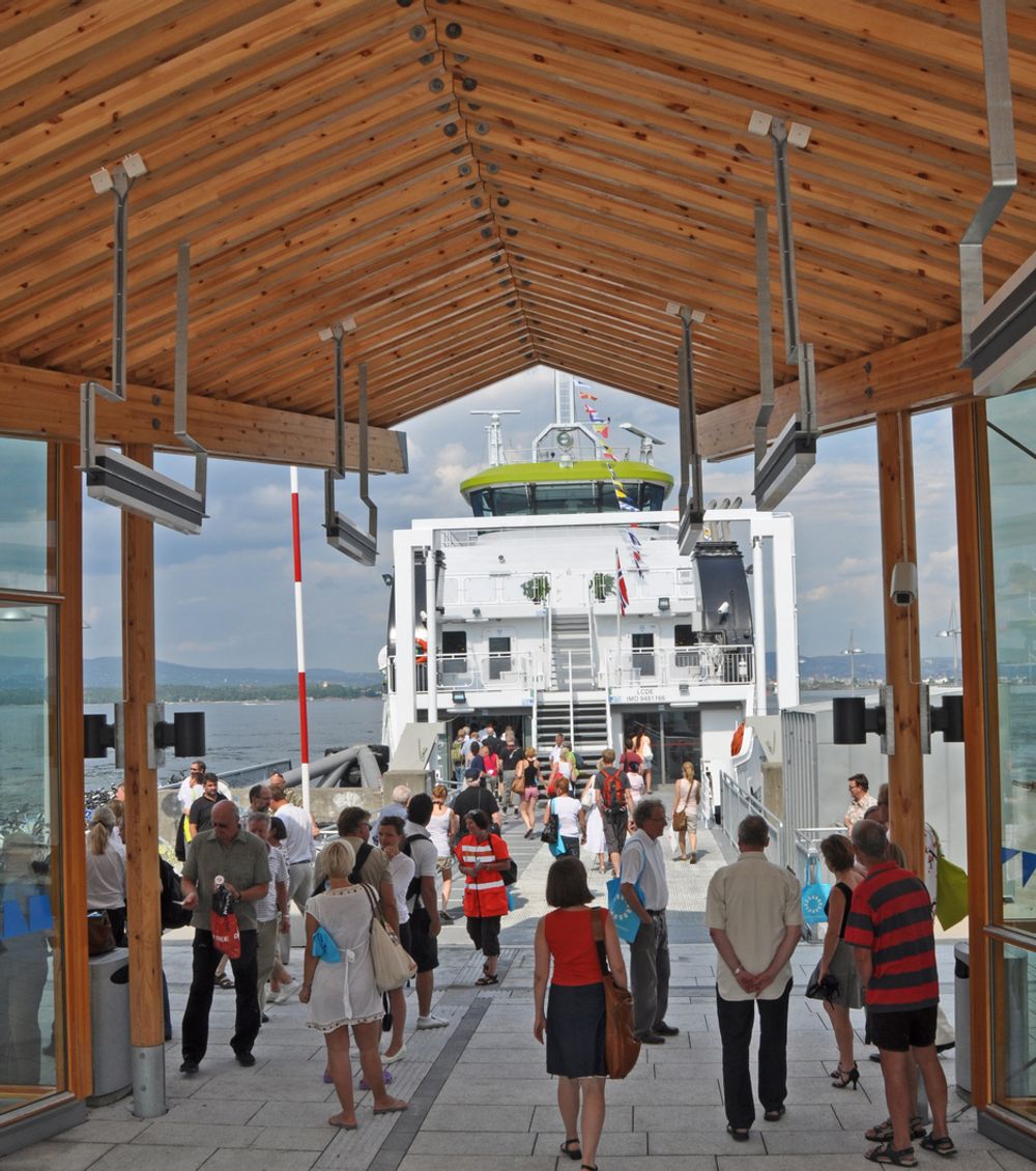 Taket over åpningen i terminalbygningen gir assosiasjoner til trebåter.