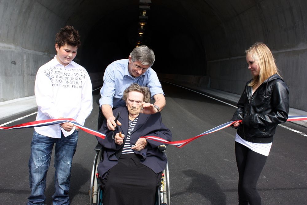 Karen Haukebø (104) erklærer tunnelene forbi Haukabøen for åpnet, med bistand fra sønnen Trond og skoleelevene Beate Thomassen og Øyvind Gravem.