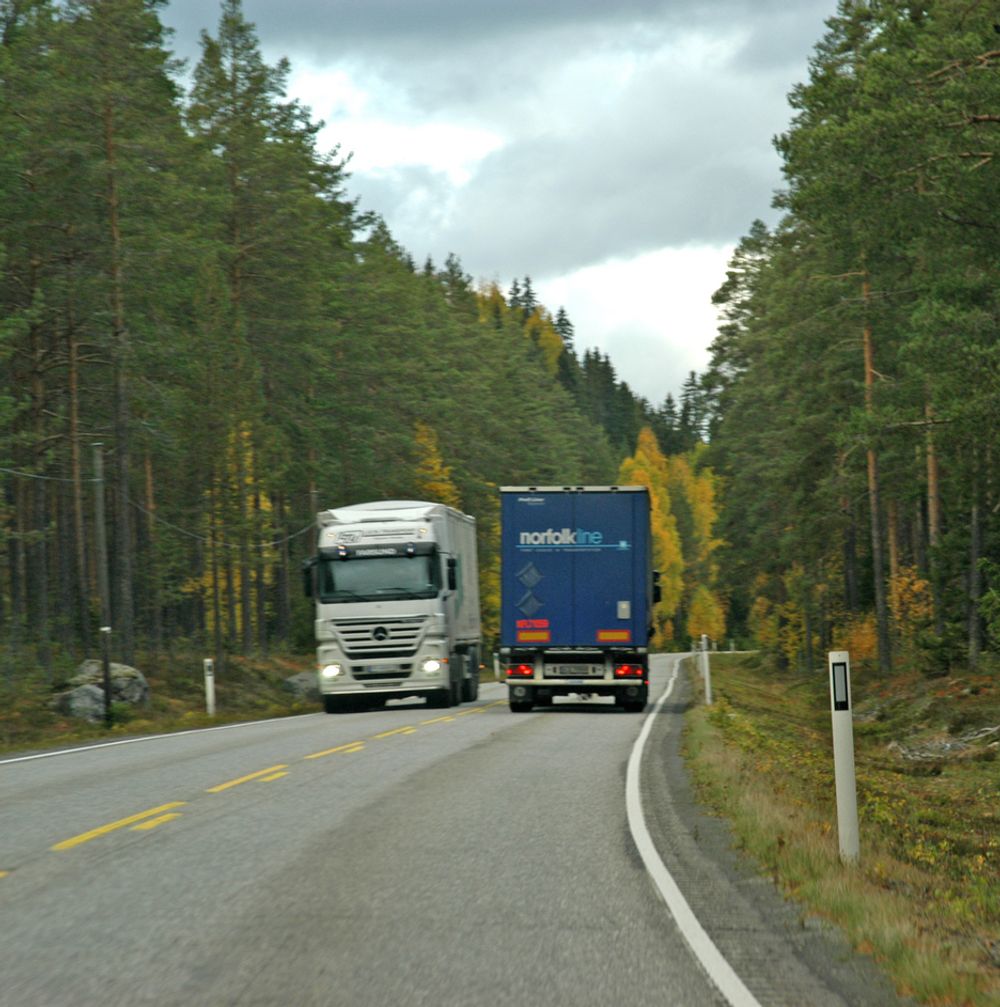 Topografien i Østerdalen er ikke spesielt vanskelig, men riksveg 3 er så smal mange steder at to lastebiler som passerer hverandre, opptar det meste av vegbredden.