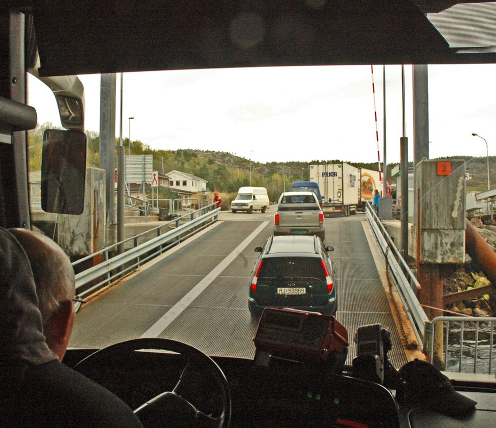 Fergekaibrua på Bognes går bratt oppover ved lavvann. Da kan utenlandske semitrailere og turistbusser skrubbe i overgangen til landkaret. Norske rutebusser skrubber ikke. De har regulerbar høyde.