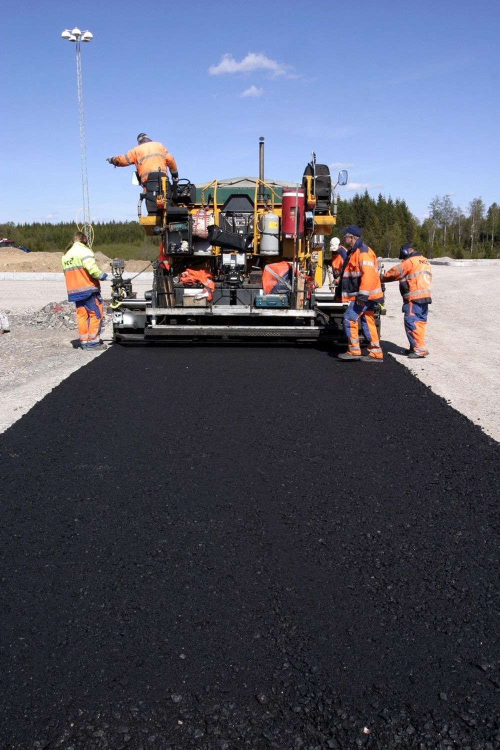 Regjeringen lover mer asfalt til norske veger til neste år.