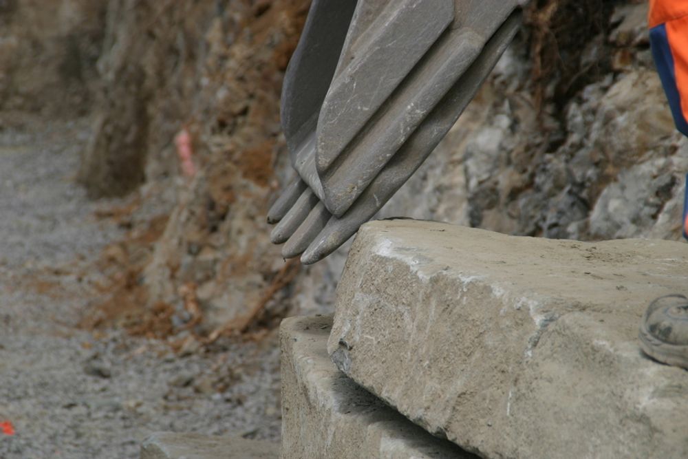 Vanligvis bruker karene en rototilt til å håndtere steinen. Da er det enklere å rotere steinene og vurdere hvordan de ser ut på alle sider, mens ulempen er at du må skifte til grabb når du skal fylle på masse bak muren. Dette utstyret - grabb med klype - fungerer egentlig like greit.