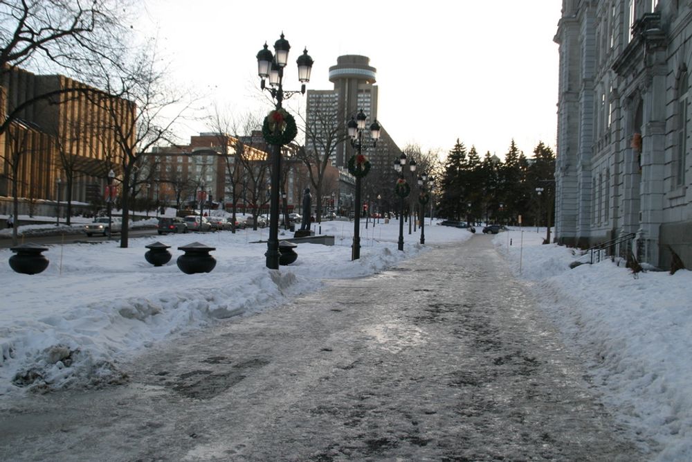 Quebec by bruker mengder av salt på storvegene og i de sentrale bygatene. Fortauene strøs og/eller saltes.