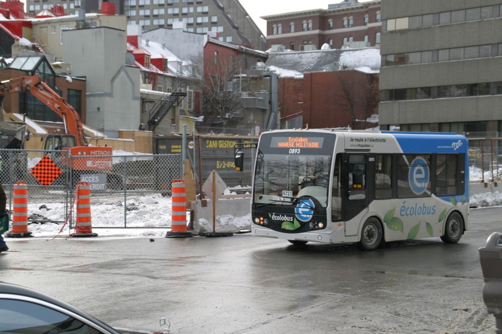 Små fiffige elbusser (med ganske få sitteplasser) er en del av bybildet i Quebec.