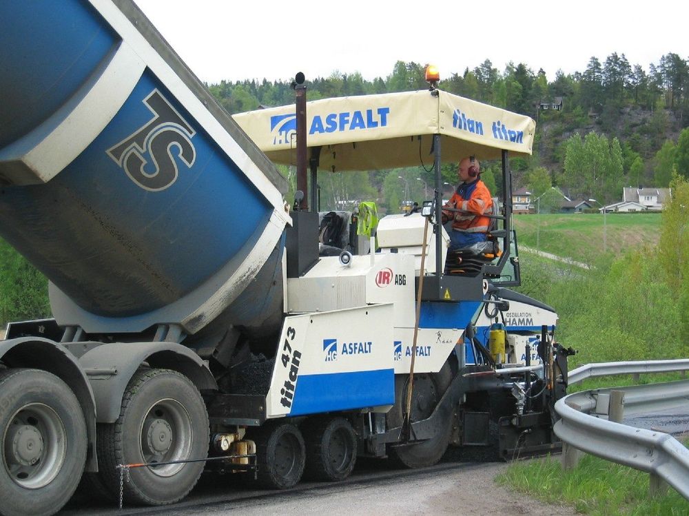 Jonny Eftang hos HG Asfalt AS i Larvik i ferd med å ta den nye utleggeren i bruk.