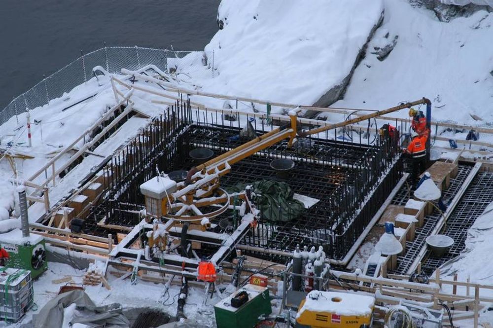 Det tok nærare 40 timar med samanhengande arbeid, då det vestre fundamentet på Hardangerbrua nyleg vart støypt.