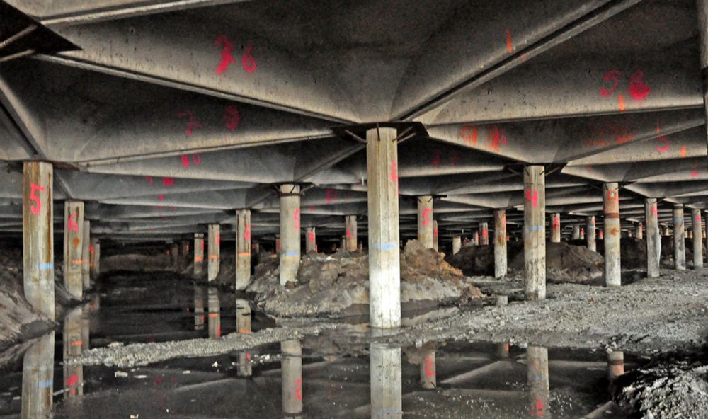 En tett skog av betongpæler bærer overbygningen på Stubberudmyra bru. Ombyggingen av brua blir trolig utført av PEAB eller PA Entreprenør.