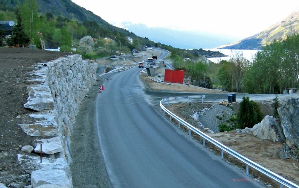Fylkesveg 550 går langs vestsiden av Sørfjorden. Bildet er fra Aga i Ullensvang kommune. Den som får kontrakt på drift og vedlikehold i Hardanger, får ansvaret for denne vegen.