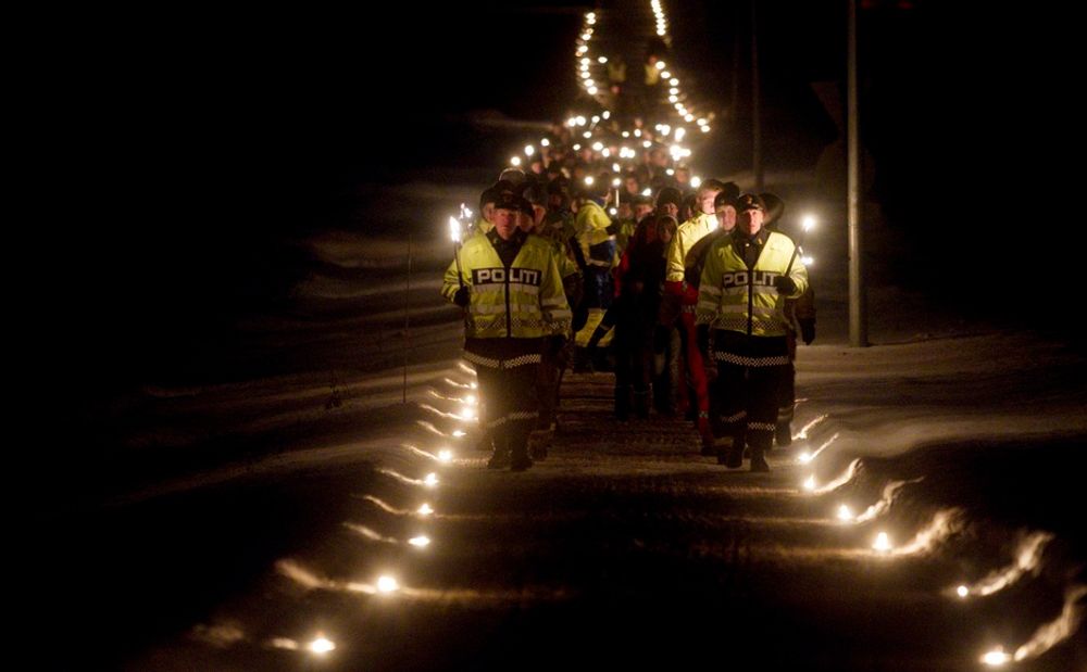 Det var mange som gikk i fakkeltog i Stokke kommune søndag ettermiddag under minnesmarkeringen for de som har opplevd en trafikkulykke, "Lys til ettertanke".