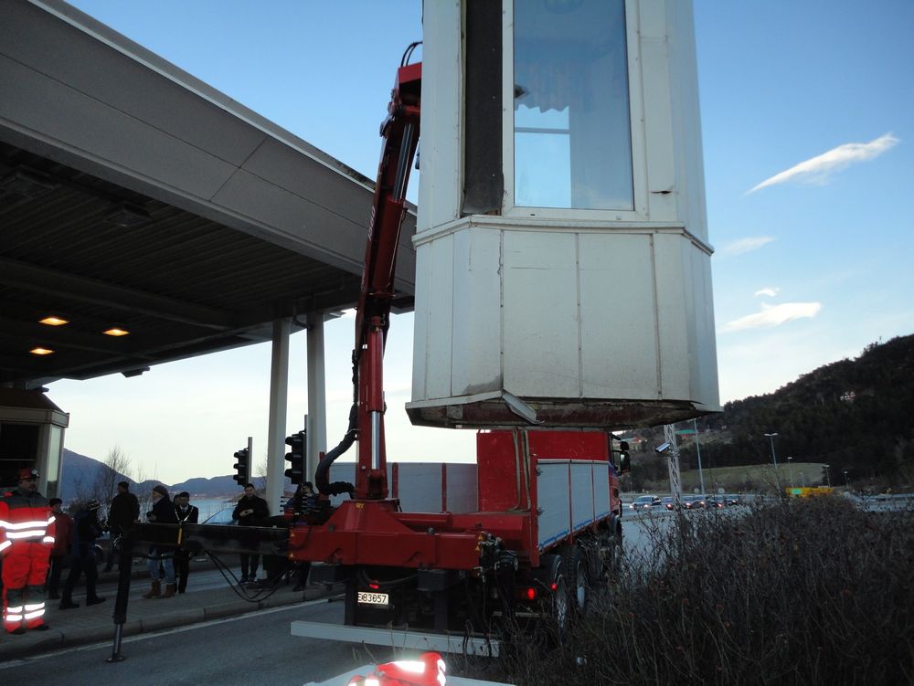 Den ene bomstasjonen løftes i været og kjøres bort, til publikums store glede. (Foto: Per Bruseth, Statens vegvesen)