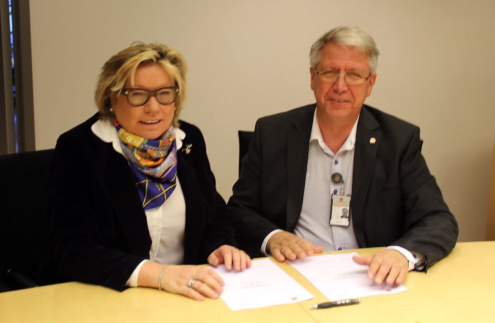 Adm. direktør i Standard Norge, Trine Tveter og vegdirektør Terje Moe Gustavsen under signeringen av samarbeidsavtalen.