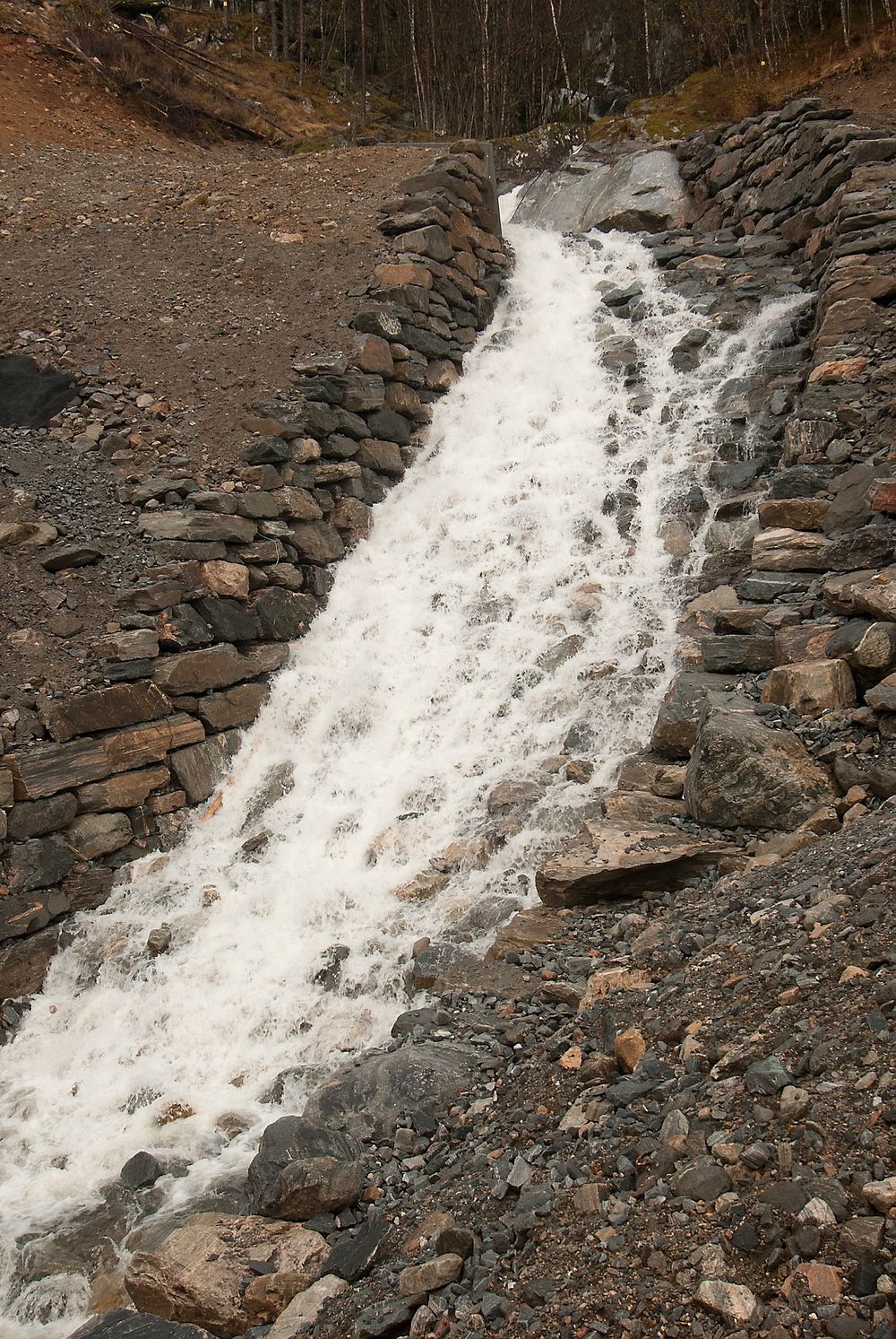 I en elv som passerer under vegen er det laget et nytt elveløp der stein er støpt inn i betongen i bunnen.