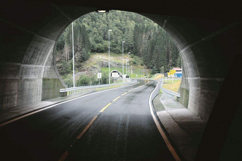 Kort mellom tunnelene! 
Vel ute av den 6563 meter lange Kvivstunnelen er det bare et par hundre meter i åpen lengde før du kjører inn i Eidsnakktunnelen (1627 meter).