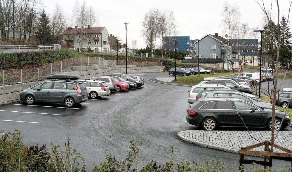 Her er det etablert 55 nye bilplasser som gjør det lettere å parkere bilen på Vestby og reise videre med toget for dem som ønsker det. (Foto: Geir Regbo, Statens vegvesen)