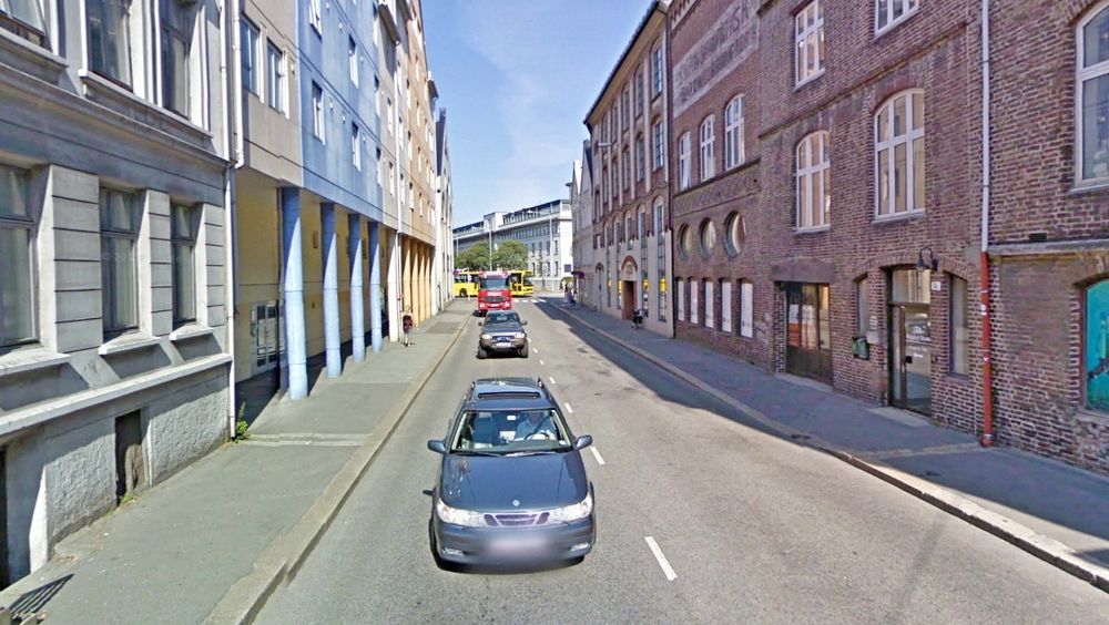 
På denne delen av Lars Hilles gate blir det sykkelveg på venstre side, men ikke noe sykkelfelt på den andre siden. Areal til sykkelvegen får man ved å fjerne det ene kjørefeltet. Gata er enveiskjørt. (Foto: Google)