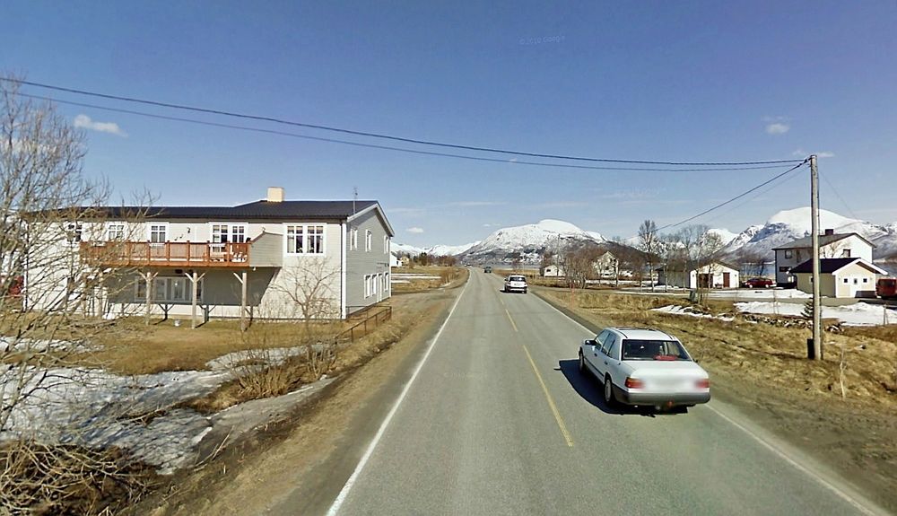Huset til venstre er et av to som står i vegen for gang/sykkelvegen. I stedet for å innløse det har Vegvesenet valgt å flytte fylkesveg 82 mot høyre. (Foto: Google)