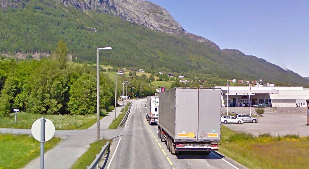 Smal kjørebane og farlige kryss preger E 16 gjennom Skulestadmo. De som vil rette på forholdene må gi anbud innen 24. oktober. (Foto: Google)
