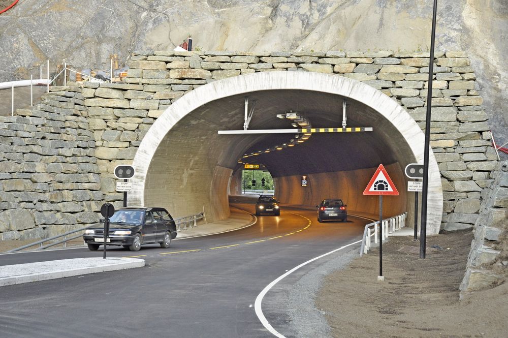 Løkkeåstunnelen er bare 180 meter lang. Likevel er det plass til to kurver i den. Trafikkforholdene i Sandvika har blitt bedre etter at tunnelen ble åpnet. (Foto: Anders Haakonsen)