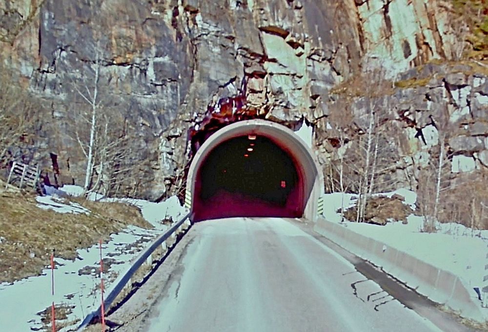 Svartistunnelen sett fra nord. To lokale firmaer leder kampen om kontrakten på utbedringen av tunnelen. (Foto: Google)