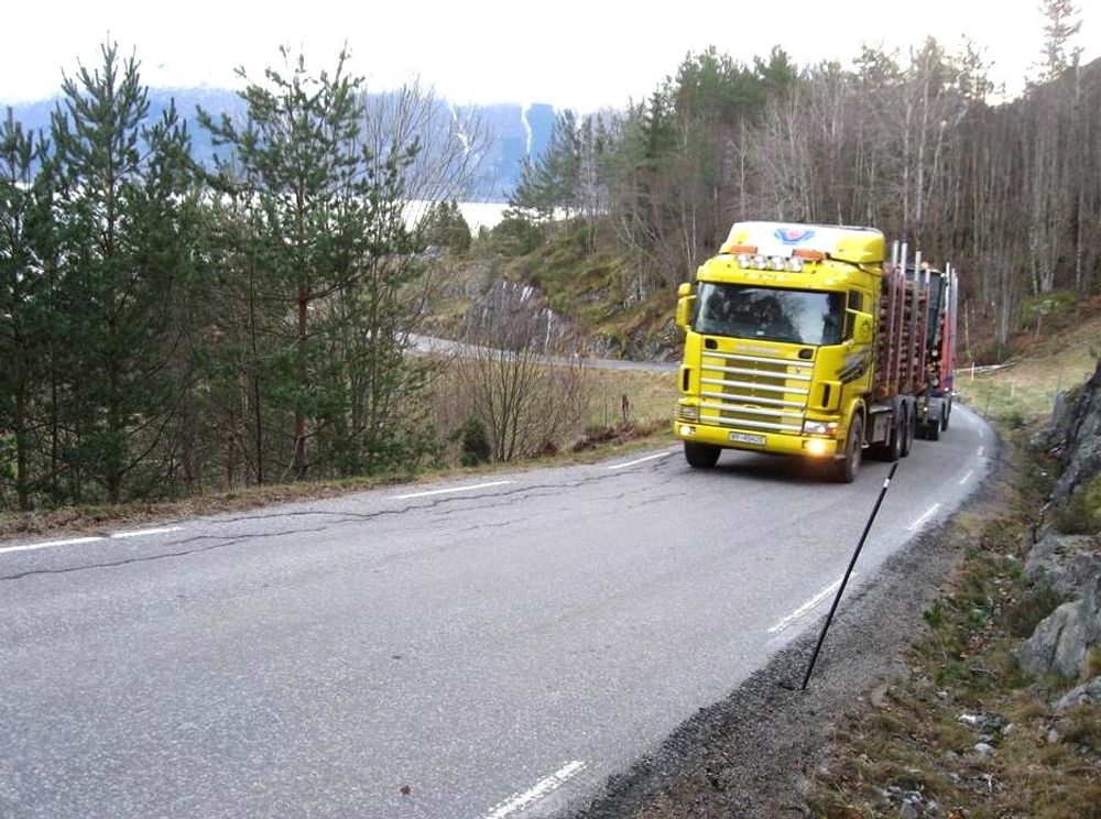 Å passere en tømmerbil her i Utnebrekka er ikke lett. Innen året er omme er denne vegen utvidet. (Foto: Ole-Gisle Vassel, Statens vegvesen)

