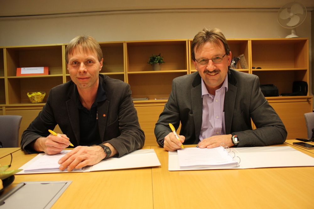 Fra kontraktsigneringen med prosjektleder Harald Inge Johnsen i Statens vegvesen og og Thorbjørn Eng, administrerende direktør for Peabs anleggsvirksomhet i Norge.