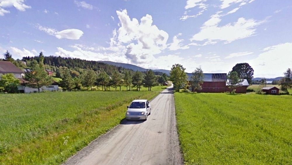 Fylkesveg 111 i Levanger er en av vegene som skal få fast dekke. Røstad Entreprenør fra nabokommunen Verdal ligger godt an til å få den jobben. (Foto: Google)
