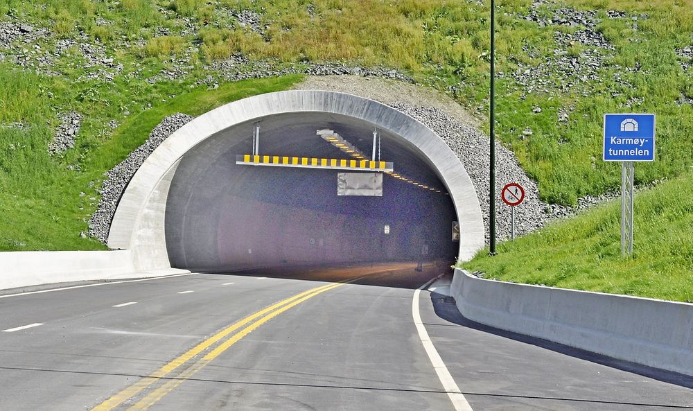Bildet viser vestre ende av Karmøytunnelen. Hvis Vegvesenets siste prognoser er riktige, vil ca. 4 000 biler kjøre gjennom hver dag. (Foto: Anders Haakonsen)
