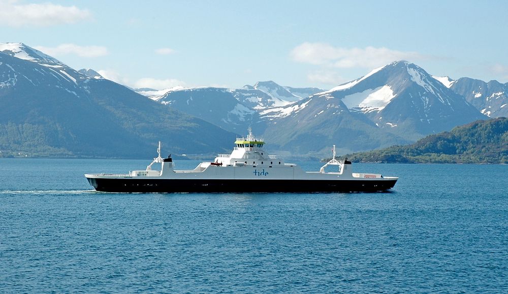 «Tidefjord» på veg over Sulafjorden. Båten heter det samme, men selskapet har skiftet navn fra Tide Sjø til Norled. 16. september går fristen ut for å gi anbud på drift av sambandet Sulesund-Hareid fra 1. januar 2015. (Foto: Anders Haakonsen)
