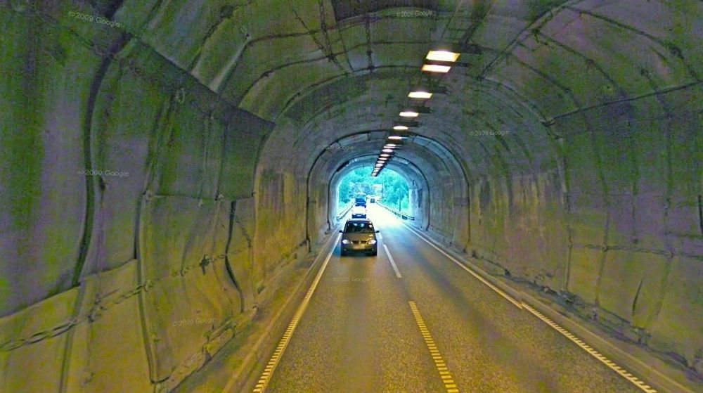 PE-skummet i Trøe-Bråhei tunnel har gjort jobben sin og vel så det. Nå blir det demontert og erstattet med nytt, brannsikret PE-skum. (Foto: Google)
