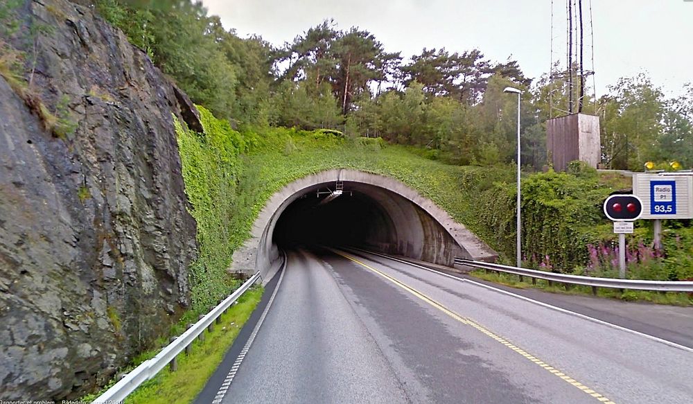 Risa har gitt det laveste anbudet på oppgradering av sikkerhetsutrustningen i den 5 875 meter lange Byfjordtunnelen (bildet) og den 4 424 meter lange Mastrafjordtunnelen. (Foto: Google)
