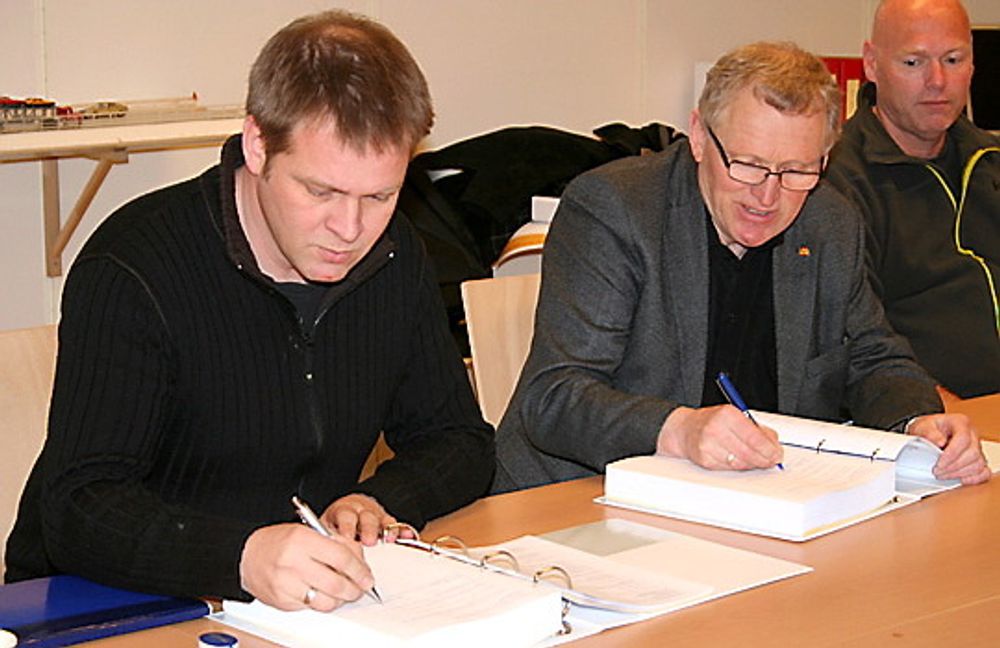 Kontrakten ble signert av Asgeir Loftsson fra entreprenørselskapet Istak - et datterselskap av E. Pihl & Søn AS. Regionvegsjef i Region nord Torbjørn Naimak til venstre. Foto: Line Vestnes, Statens vegvesen