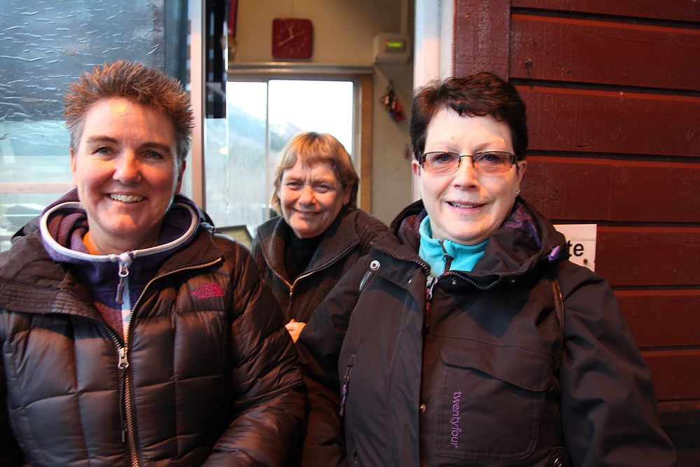 Disse tre har jobbet 24 år sammenhengende på bomstasjonen. Fra v. Torild Staurset, Aslaug Melsæter og Anne-Berit Kjøl. (Foto: Kjell Herskedal).  