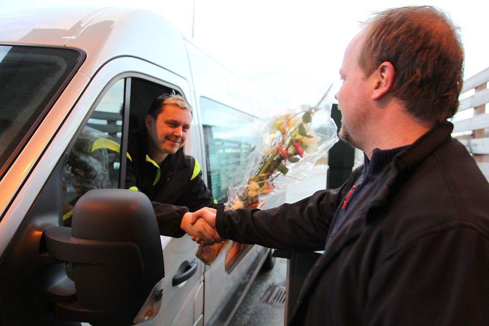 Kjell Rune Aukan fra Averøy var siste bilist som måtte betale bompenger i Tussentunnelen. Til gjengjeld fikk han en blomsterbukett av Ove Hauge, som er daglig leder i Tusten Tunnelselskap AS.