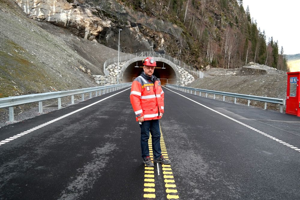 Her, på sørenden av den 665 meter lange Bergsundtunnelen, skal åpningsseremoenien av E16-strekningen skje mandag 8. desember kl 10.00.