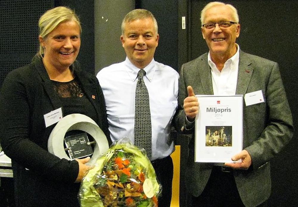 Veidekkes konsernsjef Arne Giske flankert av vinnerne ved Lillian Uthus Mathisen og Olle R. Larsen.