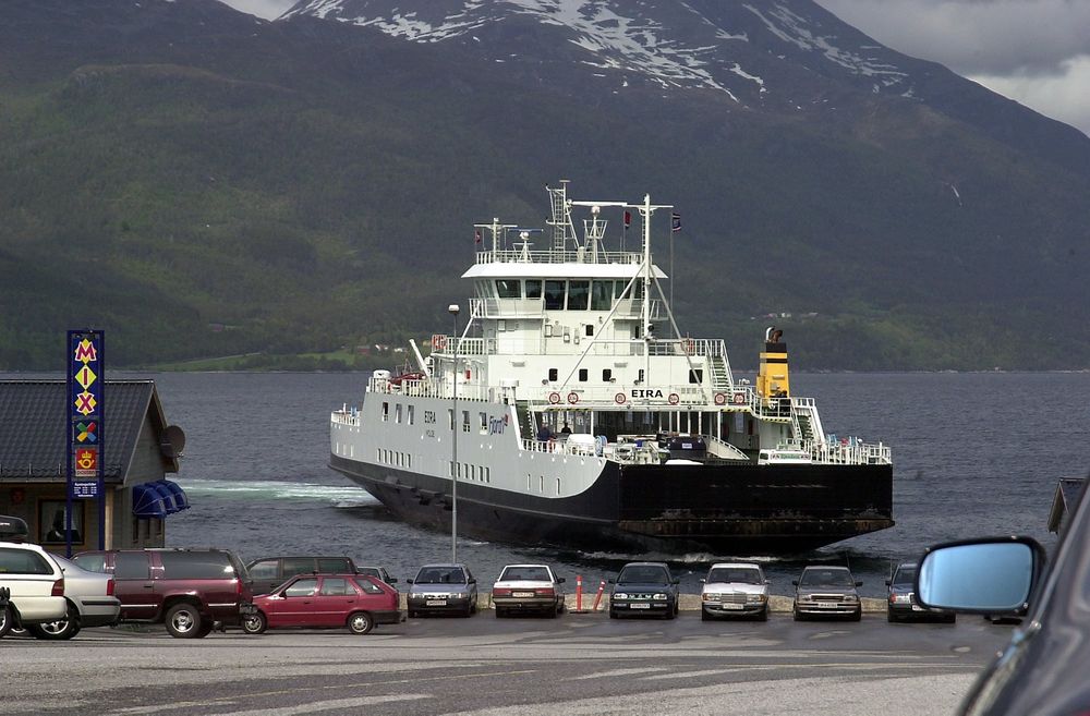 Ferjetrafikk på ubestemt tid mellom Åfarnes og Sølsnes etter at planene om en Langfjordtunnel er lagt bort.   (Foto: Kjell Herskedal).