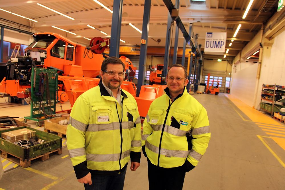 Administrerende direktør Stefan Brosick (t.v.) og produksjonsansvarlig Ewen Gilchrist i produksjonshallen for anleggsdumpere i Fræna. (Foto: Kjell Herskedal)