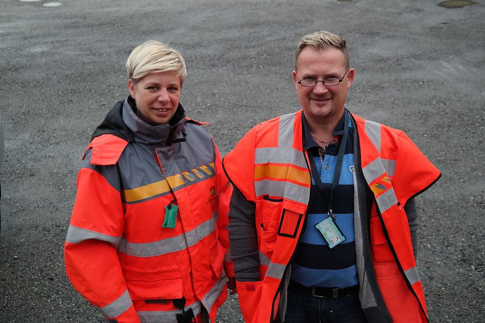 Prosjektleder Elin Bustnes Amundsen og byggeleder Roger Tollefsen i Statens vegvesen gleder seg over at trafikantene endelig kan ta nye E18 ved Mysen i bruk. Foto: Jarle Skoglund