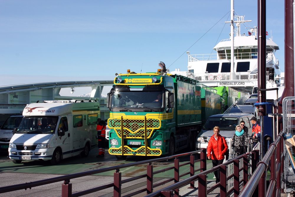De tre ferjene på strekningen Molde-Vestnes i Møre og Romsdal klarer ikke å ta unna trafikken. (Foto: Kjell Herskedal). 