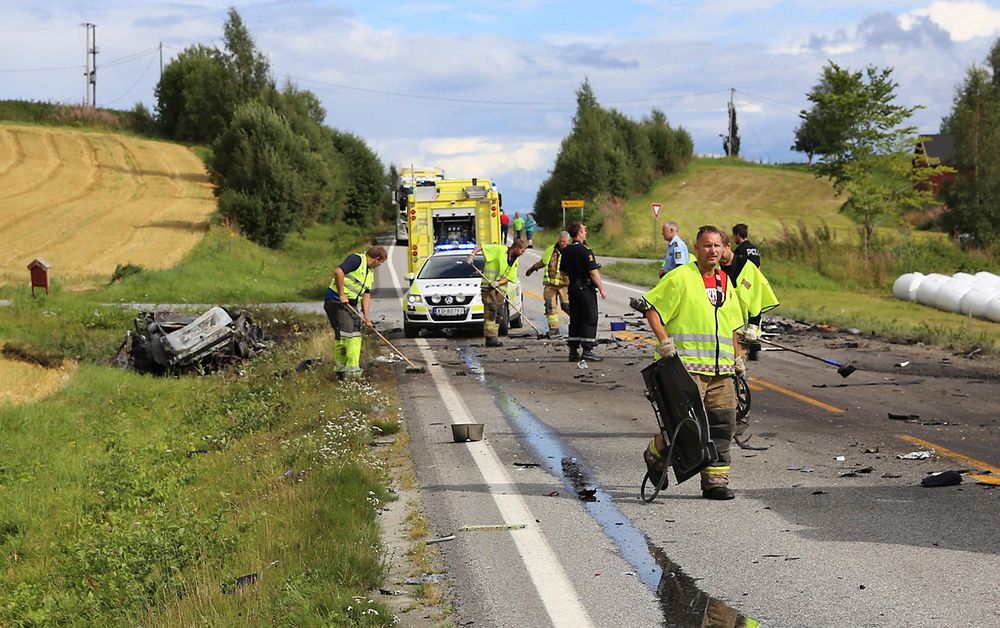 En person omkom i en trafikkulykke mellom en lastebil og en personbil ved Kvam nær Steinkjer lørdag. Personbilen var helt utbrent da redningsmannskapene kom til stedet. Foto: Terje Næss / NTB scanpix