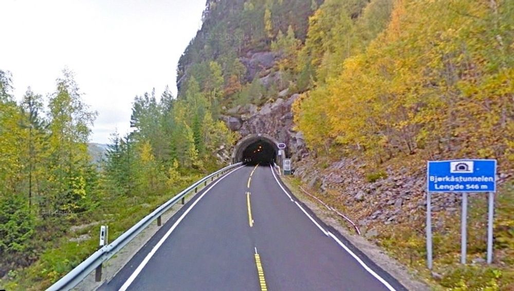 Dette er søndre innslag til den gamle Bjørkåstunnelen. De som vil drive den nye, må gi anbud innen 15. september. (Foto: Google)