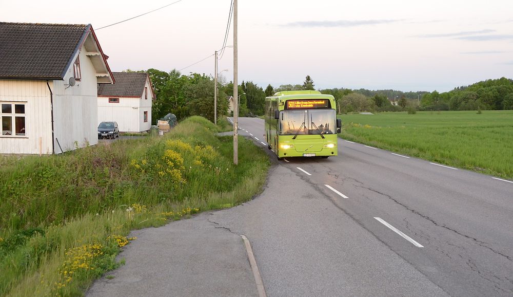 Bussen har egen lomme med fortau på holdeplassene langs fylkesveg 120, men å komme seg dit kan være en risikosport. (Foto: Anders Haakonsen)