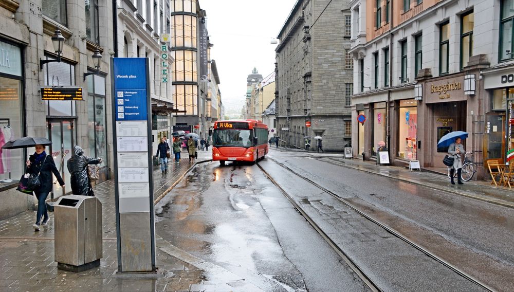 Busstrafikken i Prinsens gate er stor - inntil videre. Snart overtar Tollbugata alle bussene. (Foto: Anders Haakonsen)